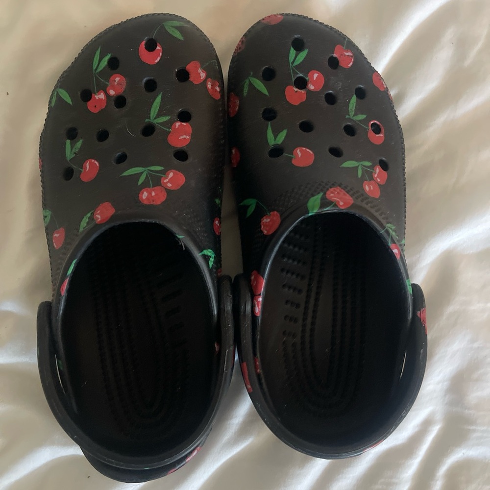 Black cherry crocs size 8 womens